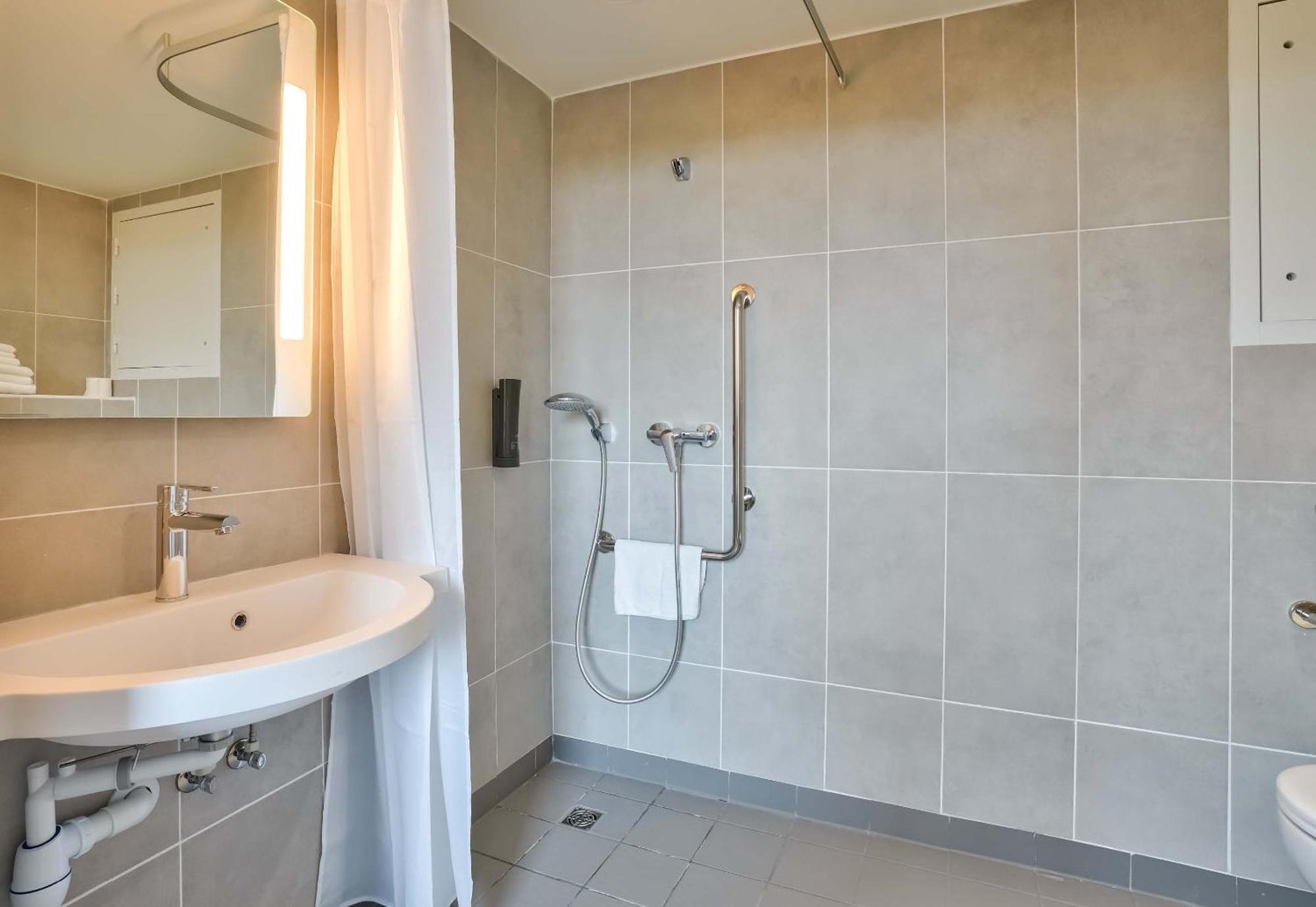 B&B Hotel Paris Porte D'Orleans Montrouge Buitenkant foto